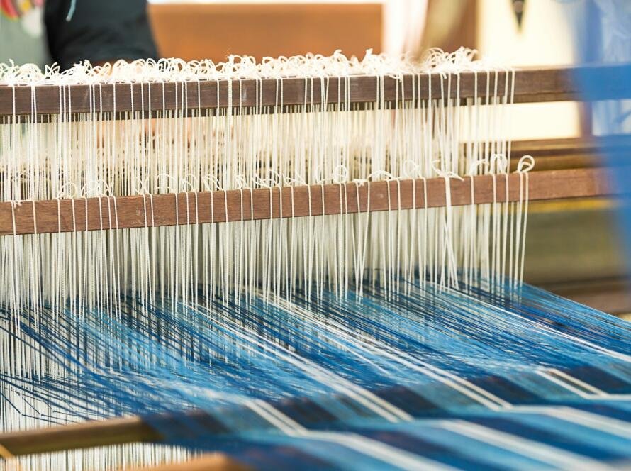 Weave silk cotton on the manual wood loom